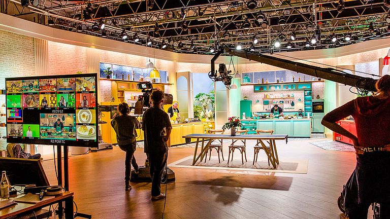 “Doppelt kocht besser”: PLAZAMEDIA produces new cooking show for SAT.1 in Studio 4 with new IP control room